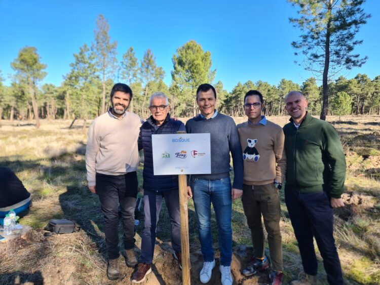 ‘Juega tu papel’ impulsa la creación de un bosque en Coca 1 Plantación del bosque / E.A.