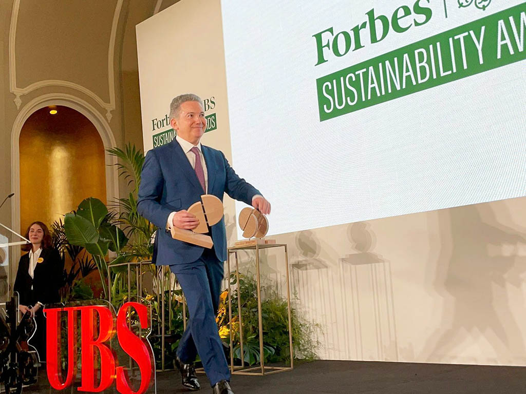 Pedro Palomo recoge el Premio 'Forbes-UBS Sustainability'.