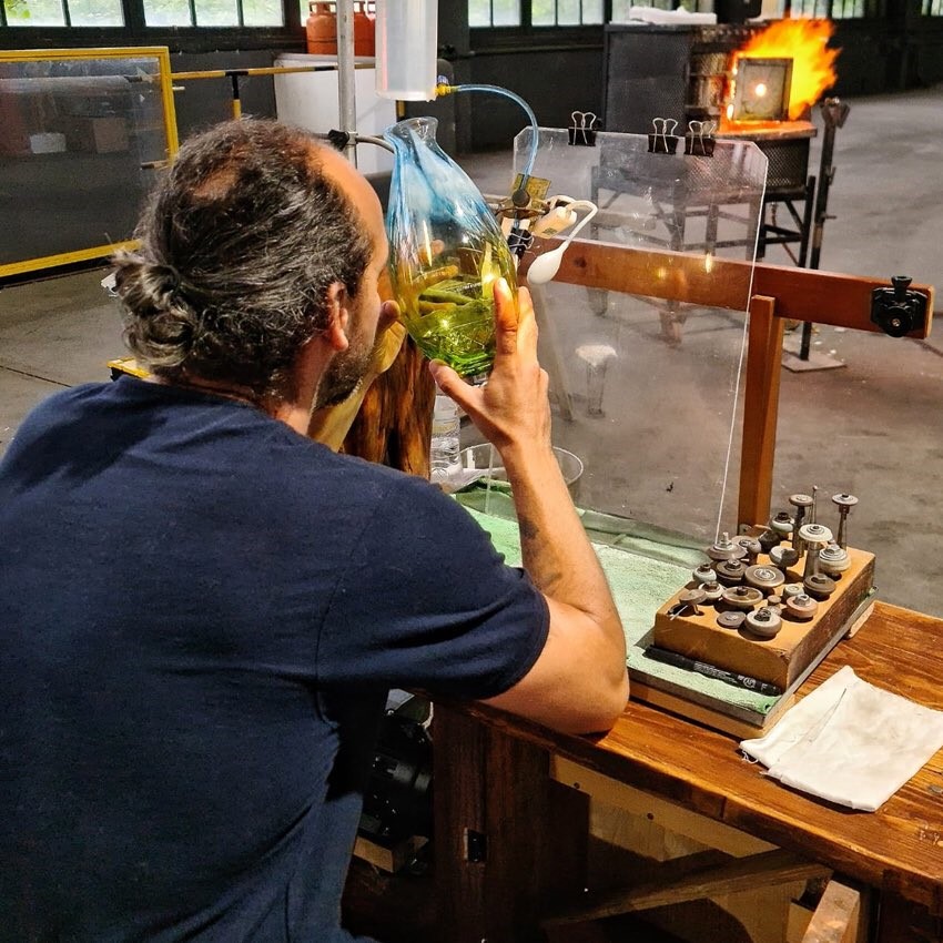 Maestro tallando una pieza de cristal. REAL FÁBRICA DE CRISTALES.