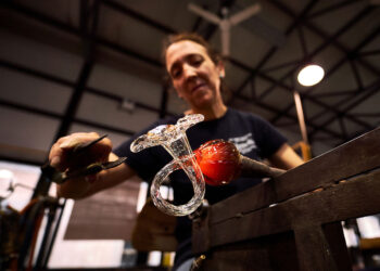 Maestra vidriera trabajando en una pieza de manera artesanal. REAL FÁBRICA DE CRISTALES.