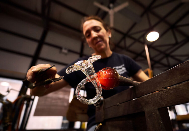 Maestra vidriera trabajando en una pieza de manera artesanal. REAL FÁBRICA DE CRISTALES.