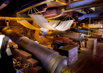 Réplica del interior de un galeón, con las hamacas junto a cañones.