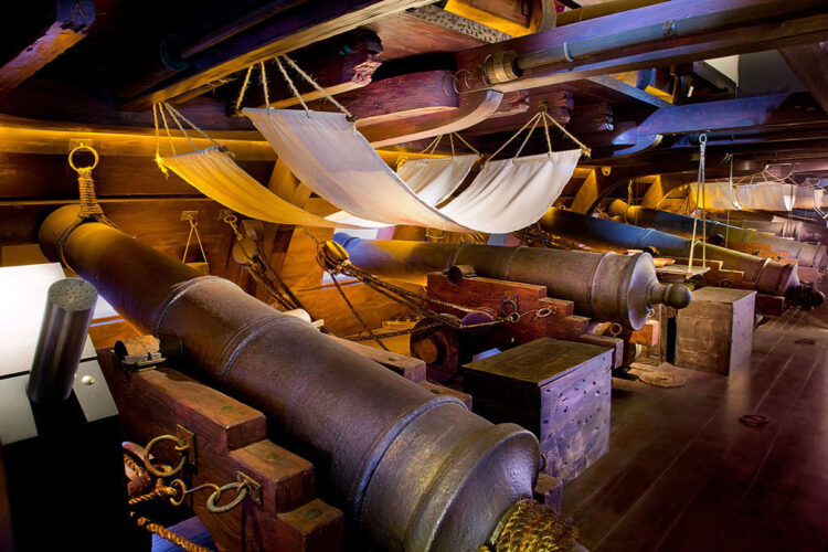 Réplica del interior de un galeón, con las hamacas junto a cañones.