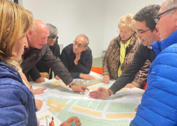Reunión entre vecinos y el equipo de Gobierno en el Centro Cívico de Nueva Segovia