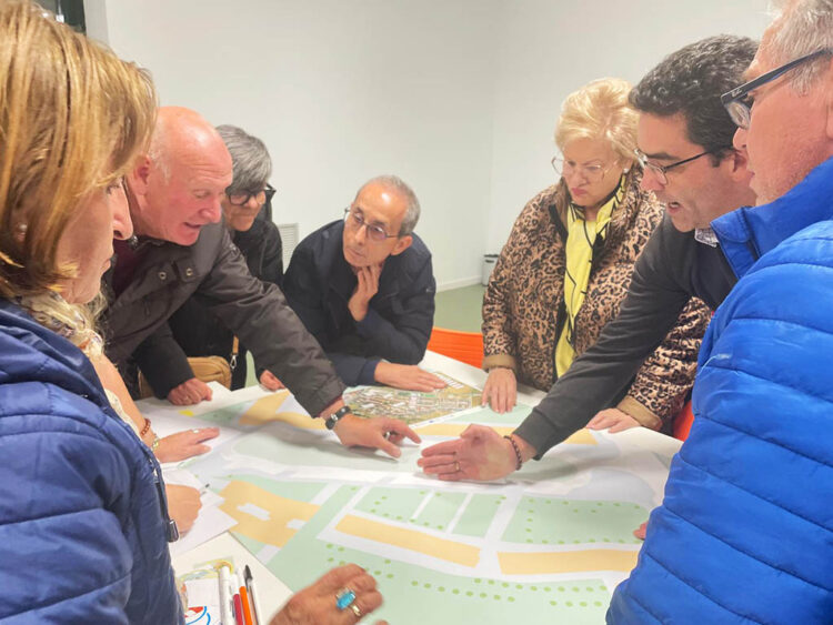 Reunión entre vecinos y el equipo de Gobierno en el Centro Cívico de Nueva Segovia