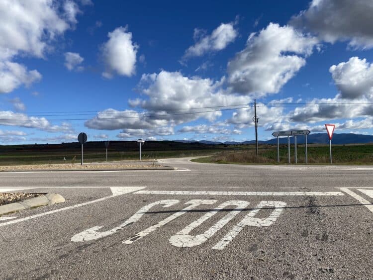 Heridas cinco personas en el choque de dos turismos en la SG-232, en Barbolla 1 Raqueta de la SG-323, con desvío a Barbolla. / EL ADELANTADO
