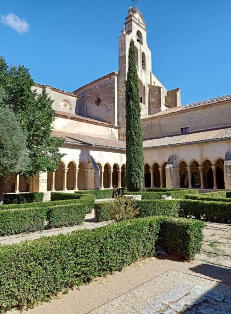 Vista del claustro del convento de Santa María la Real de Nieva.