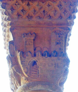  Capitel que muestra un castillo con su torre y muros almenados.