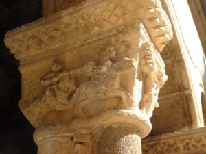 Un jinete cristiano arremetiendo contra otro musulmán, que trata de protegerse con su escudo mientras huye.