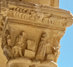 Escena que representa piedra siendo cortada para levantar el convento.