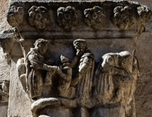 Este relieve representa una escena de la vida interna de los religiosos antes de entrar en la orden, la toma de hábitos.