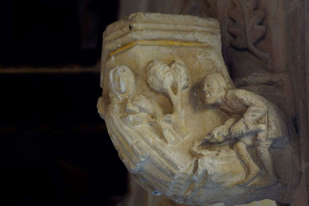 Un hortelano que cava la tierra con su escardilla.