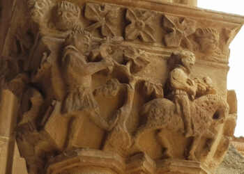 Capitel con dos escenas: un viñador podando una vid y un caballero llevando hierba fresca.