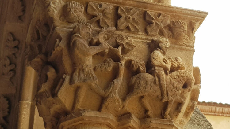 Claustro de Santa María la Real de Nieva (III) 1 Capitel con dos escenas: un viñador podando una vid y un caballero llevando hierba fresca.