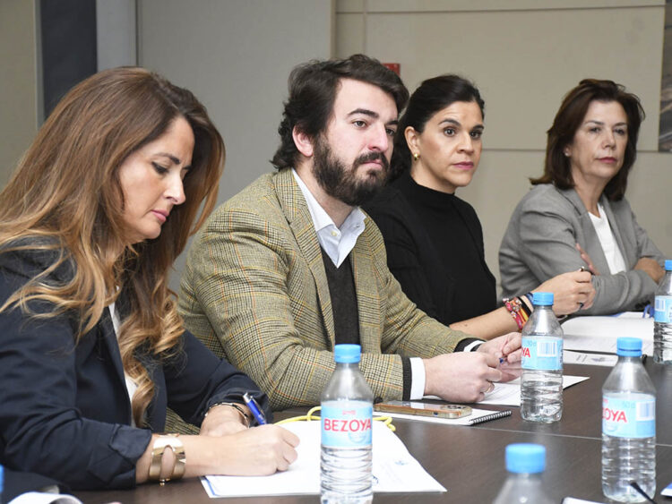 García-Gallardo sostiene que el peaje de la AP-6 "lastra la competitividad" de las empresas segovianas 1 Susana Suárez, Juan García-Gallardo, Fuencisla Arévalo y Esther Núñez. / EFE - PABLO MARTÍN