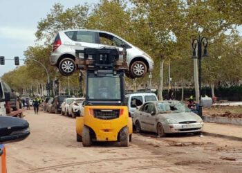 Dispositivos de la Junta de Castilla y León trabajan en las tareas de limpieza de la DANA en Valencia.