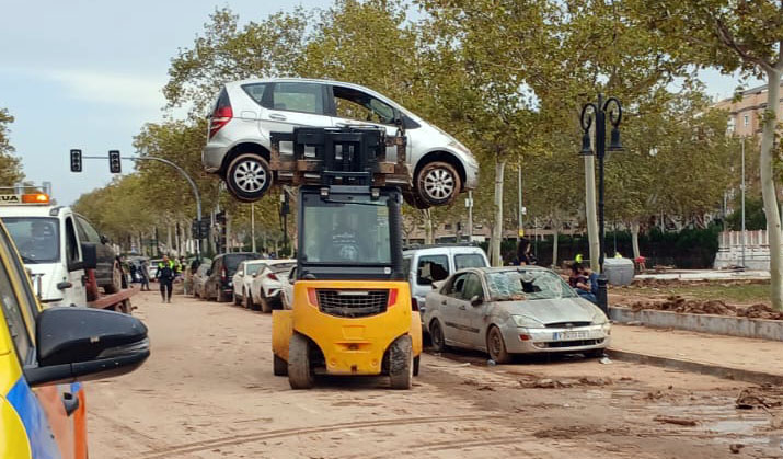 El operativo de Castilla y León por la DANA trasladará parte de sus efectivos a Paiporta 1 Dispositivos de la Junta de Castilla y León trabajan en las tareas de limpieza de la DANA en Valencia.
