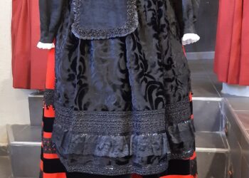 Traje regional expuesto.