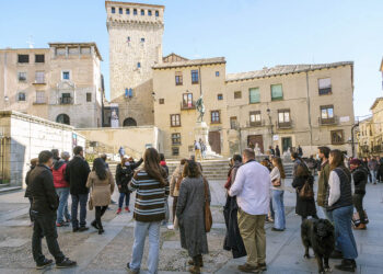 Turistas en la plaza de Medina del Campo, de Segovia. / KAMARERO