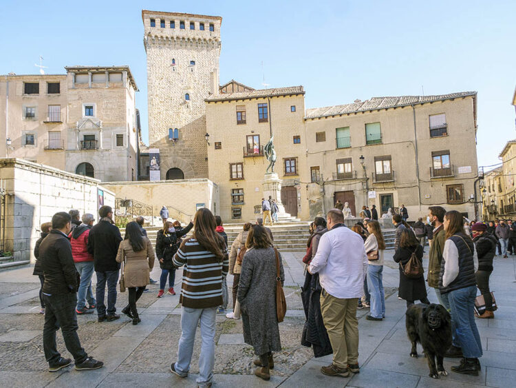 Turistas en la plaza de Medina del Campo, de Segovia. / KAMARERO