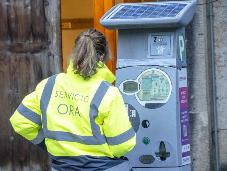 Prorrogado el contrato del servicio de la ORA por dos años 1 Servicio de la ORA, en Segovia. / KAMARERO