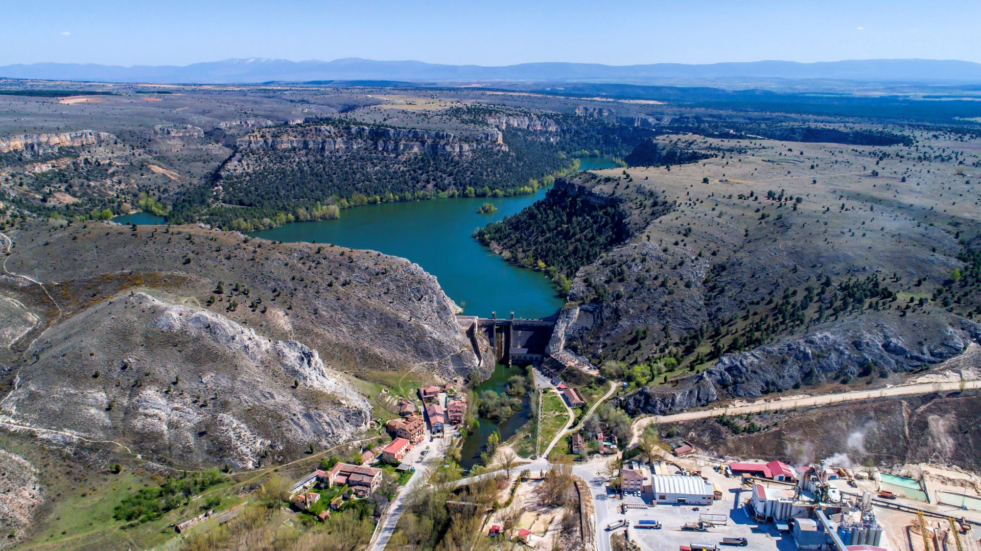 Vista aérea del pueblo, a los pies de la presa.