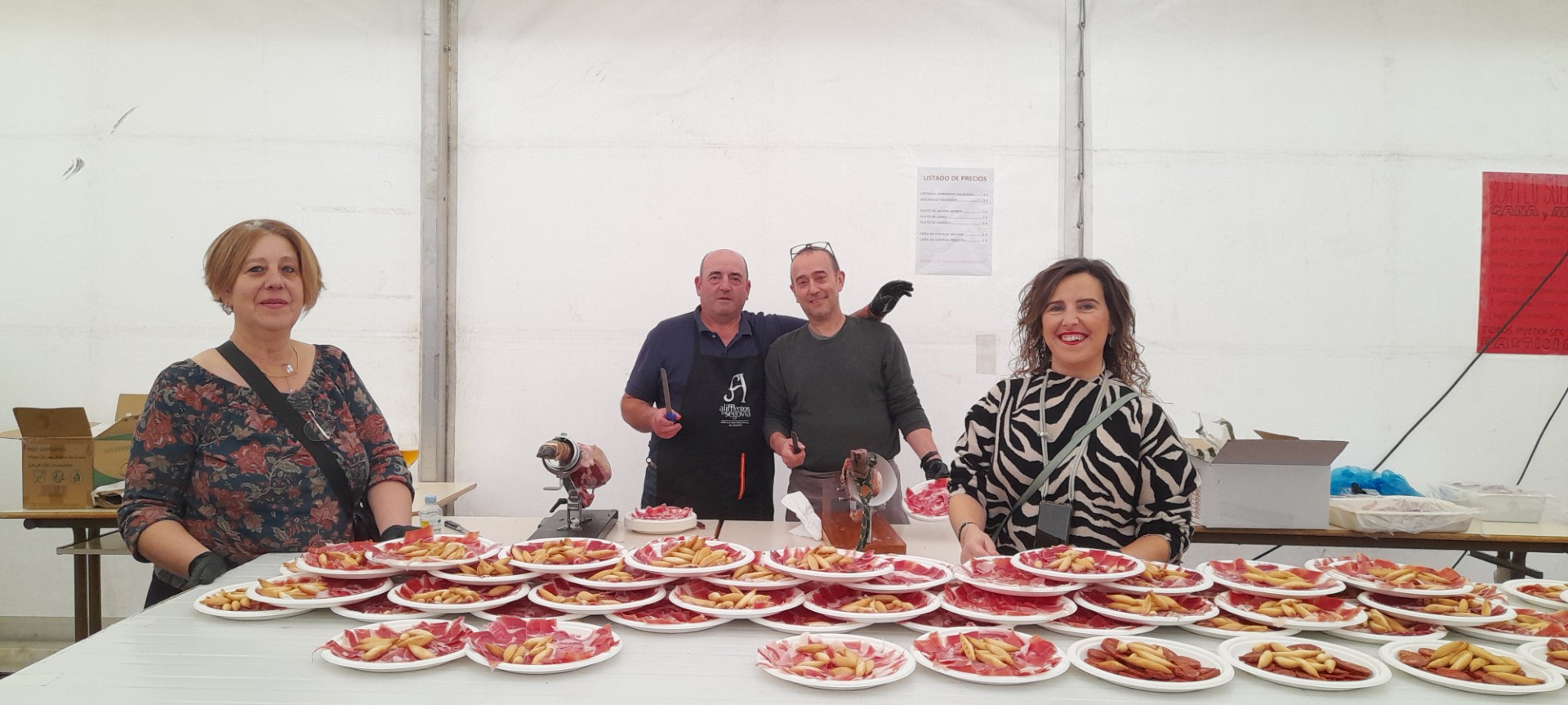 Cientos de personas participan en Cantimpalos en el concierto solidario con el pueblo valenciano 2 Cortadores de jamón / LOURDES MATARRANZ