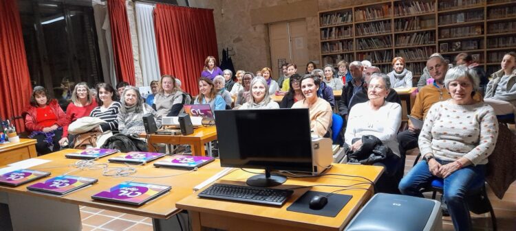 El municipio de Cantimpalos se manifiesta contra la violencia de género en el 25N 1 Instantes del acto celebrado en Cantimpalos / LOURDES MATARRANZ