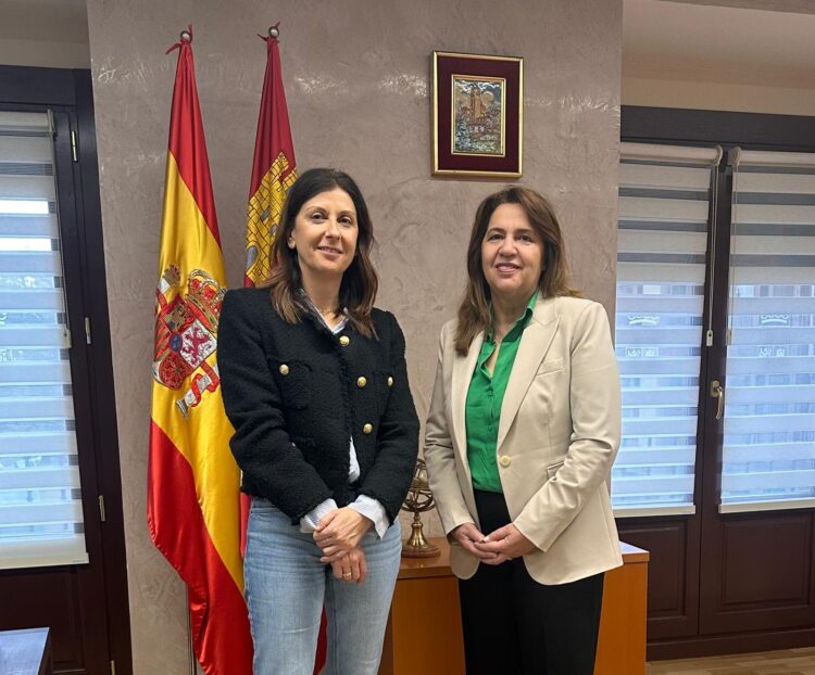 Reunión de la delegada territorial y la alcaldesa de Cantimpalos / E.A.