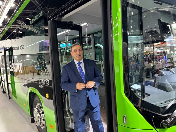 “El mapa de transporte estatal es un agravio para Segovia” 1 Sanz Merino conoció en IFEMA los nuevos modelos de autobús eléctrico en busca de la modernización de la flota.