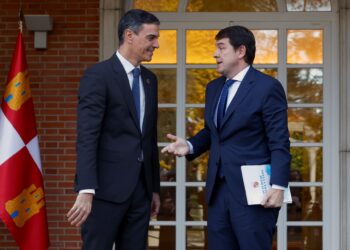 Alfonso Fernández Mañueco (d) junto a Pedro Sánchez./ EFE