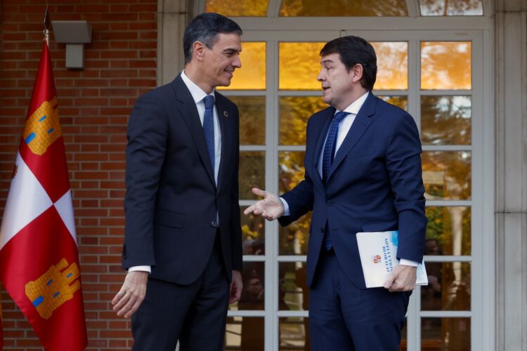 La Región pierde un 18% de cuota por el acuerdo Gobierno/Junts 1 Alfonso Fernández Mañueco (d) junto a Pedro Sánchez./ EFE