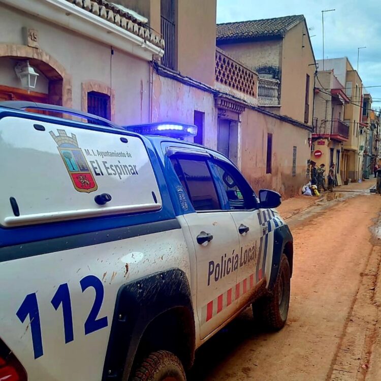 Una docena de agentes de la Policía Local de El Espinar prestan servicios en Valencia tras la DANA 1 Vehículo de la Policía Local de El Espinar en la Comunidad Valenciana / AYTO. EL ESPINAR