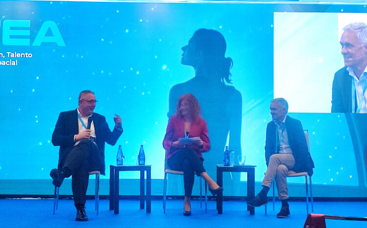 De izq a dcha, Juan Carlos Cortes director de la AEE, Irene Rivera división espacio de EVA, Ricardo Conde Presidente agencia Espacial Portuguesa.