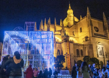 Encendido navideño en la plaza Mayor de Segovia, con la Catedral de fondo. / NEREA LLORENTE