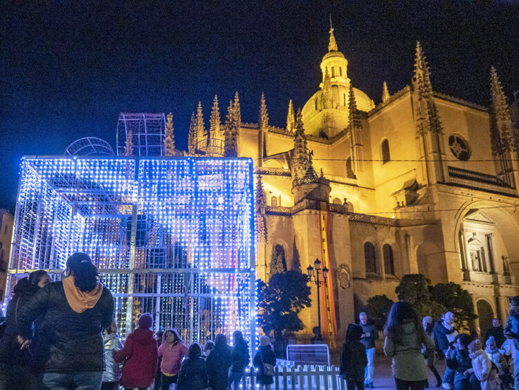 La Catedral enciende su árbol de Navidad y el Nacimiento el viernes 22 de noviembre 1 Encendido navideño en la plaza Mayor de Segovia, con la Catedral de fondo. / NEREA LLORENTE