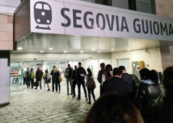 Viajeros esperando para embarcar.