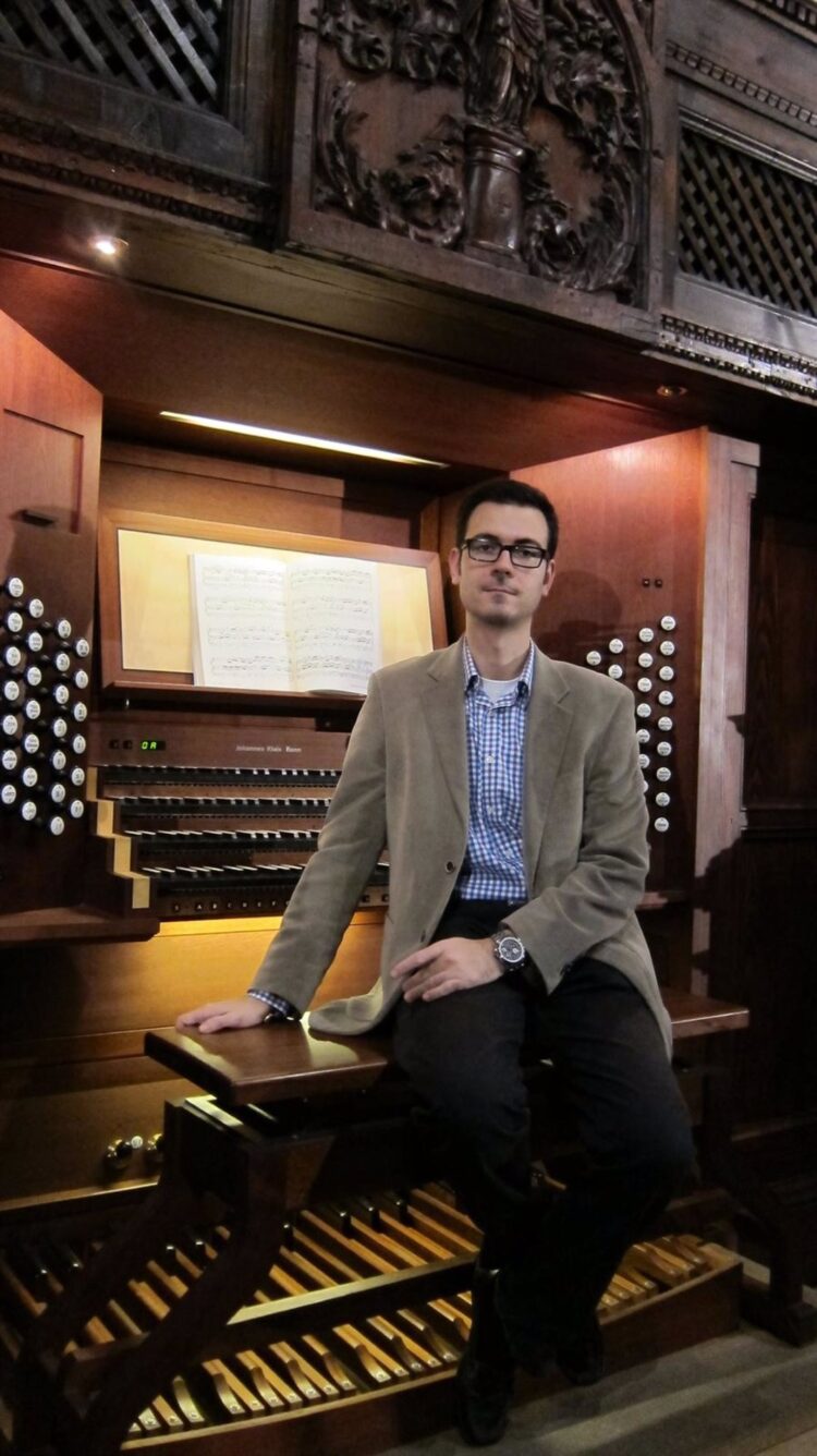 El organista titular de la Catedral Basílica del Pilar en Zaragoza (FOTO: EUROPA PRESS)