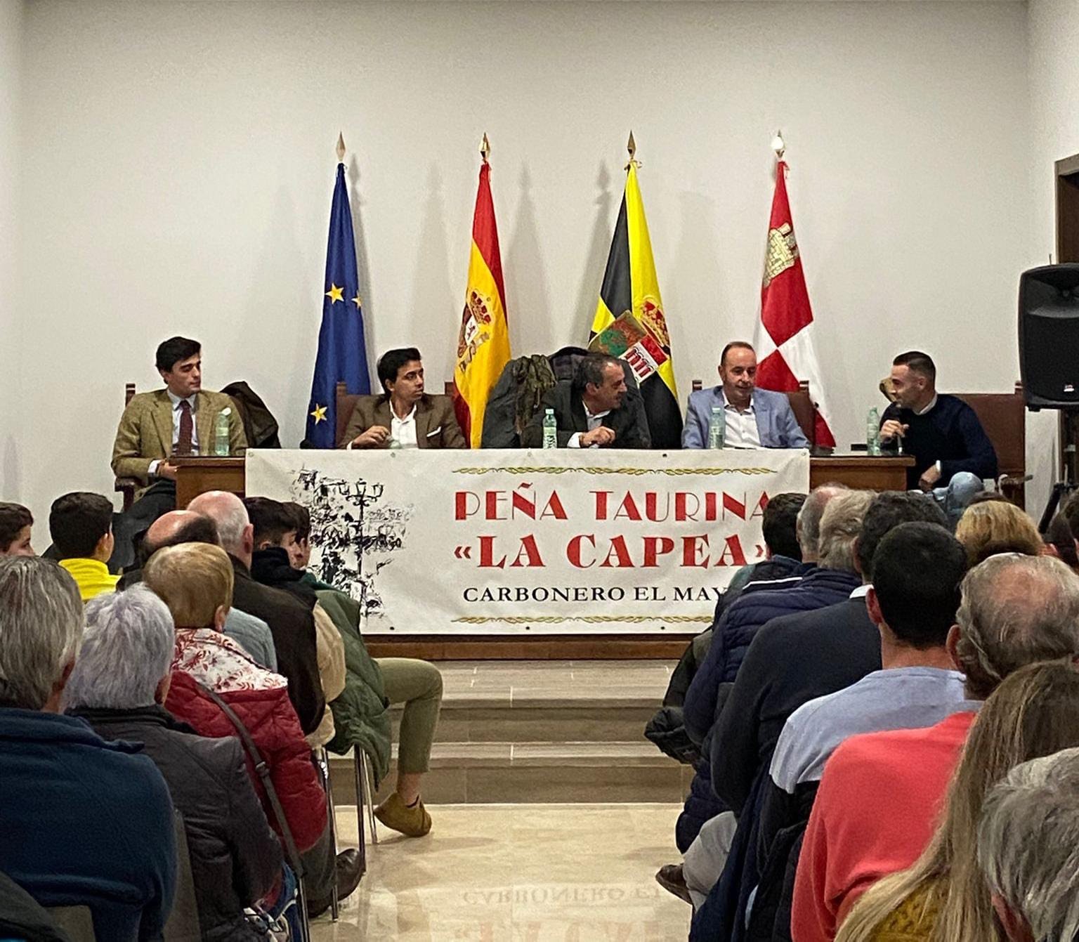 La IX Gala Taurina 'La Capea' reúne a aficionados y expertos del toreo en Carbonero el Mayor 2 Instantes de la celebración de la gala taurina / E.A.