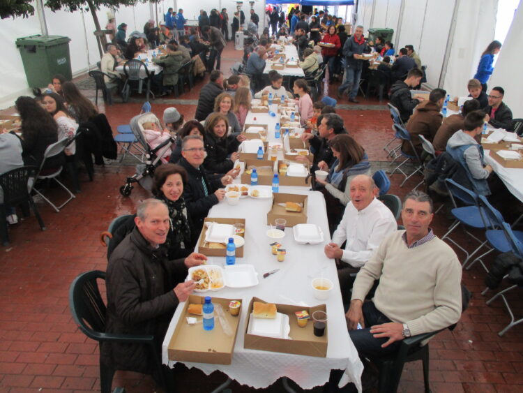 Actos culturales, musicales y deportivos centran la festividad de la Inmaculada Concepción en Cantimpalos 1 Tradicional cocido popular en anteriores ediciones / LOURDES MATARRANZ