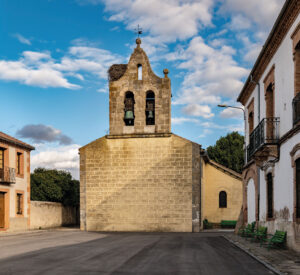 La iglesia, dedicada a San Sebastián, cuenta con una única nave.