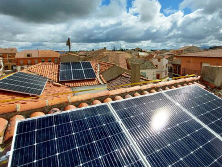 Segovia es la sexta provincia del país con mayor número de viviendas 'verdes' 1 Placas solares instaladas en Cantimpalos.