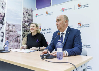 Isabel Blanco y Miguel Ángel de Vicente, en la reunión de la Sección de Género del Observatorio de la Comunidad de Castilla y León. / NACHO VALVERDE - ICAL