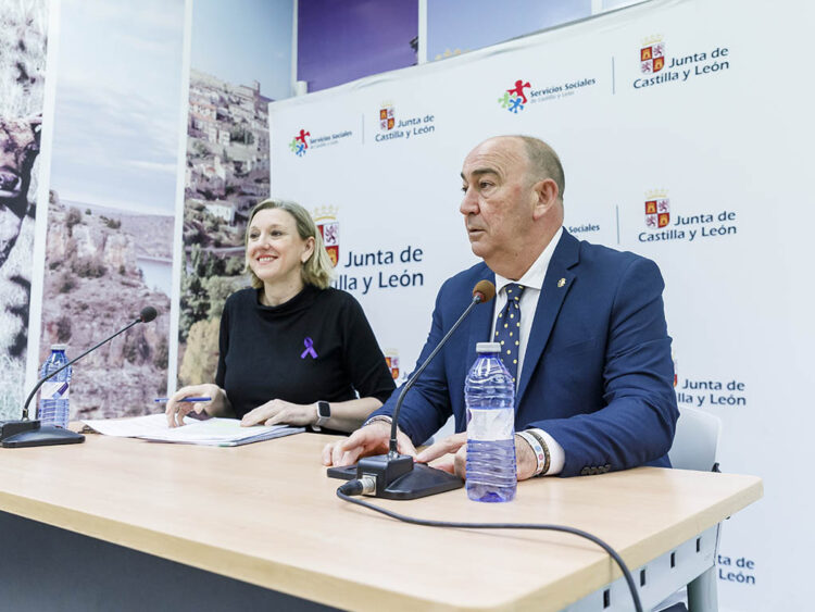 Isabel Blanco y Miguel Ángel de Vicente, en la reunión de la Sección de Género del Observatorio de la Comunidad de Castilla y León. / NACHO VALVERDE - ICAL
