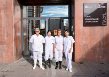 El personal del centro posa ante su fachada.