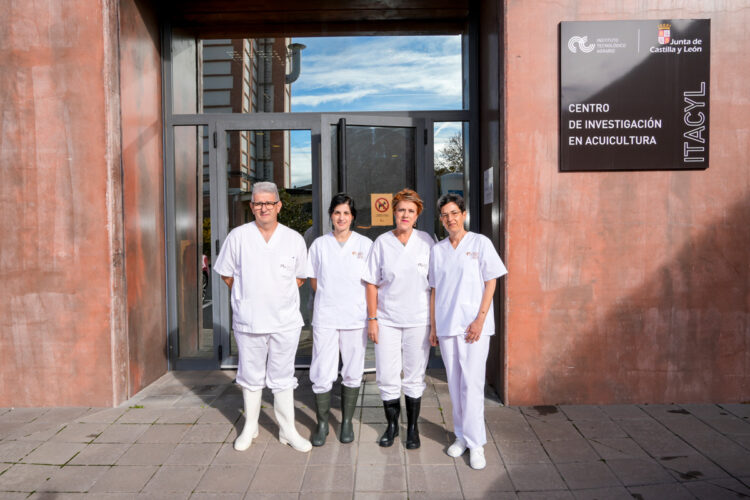 El personal del centro posa ante su fachada.