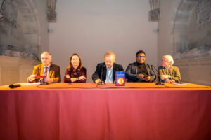 En el acto de presentación del libro en el Museo ‘Esteban Vicente’ de Segovia, estuvieron presentes Javier Santillán, el editor; Julio Henche, investigador de Derecho Histórico; José María Marco, doctor en Literatura; y César Pérez de Guevara, abogado e historiador, además de la autora.