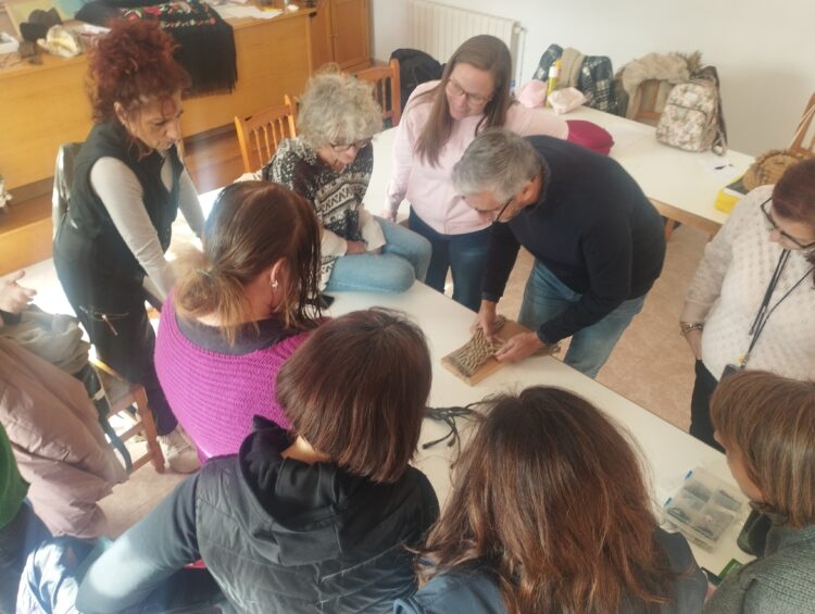 Taller de peinados y tocados tradicionales segovianos / E.A.