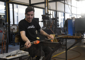 Trabajo de la técnica artesana del vidrio / NACHO VALVERDE / ICAL