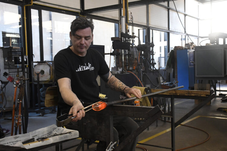 Trabajo de la técnica artesana del vidrio / NACHO VALVERDE / ICAL